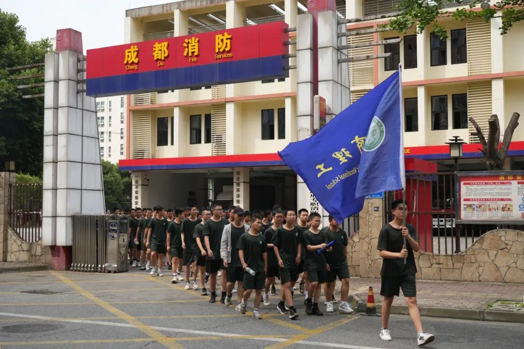 华商理工应急救援专业学子走进郫都消防，体验真实救援场景